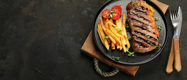 Striploin Beef Steak Met Frietjes Donkere Achtergrond Vers Gegrild Gezond — Stockfoto