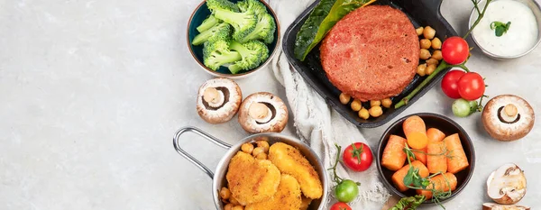 식물을 기본으로 컨셉트 채식주의자 햄버거 소시지 채식주의자 야채와 소스등흰 위에서 — 스톡 사진