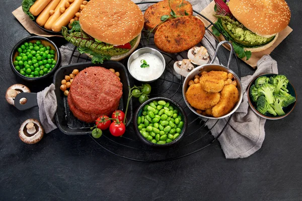 Vegane Burger Würstchen Vegetarische Nuggets Frisches Gemüse Und Soßen Auf — Stockfoto
