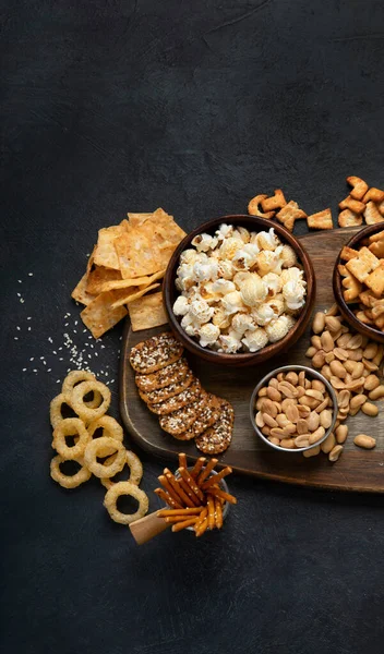 Assortiment Van Zoute Snacks Donkere Achtergrond Feestvoedsel Concept Bovenaanzicht Kopieer — Stockfoto