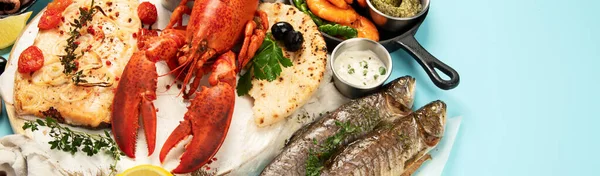 Çeşitli Deniz Ürünleri Balık Yemekleri Mavi Arkaplanda Sağlıklı Gıda Kavramı — Stok fotoğraf