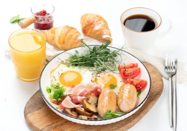 Yağda yumurta, sosis, pastırma ve kızarmış ekmek ile İngiliz kahvaltısı. 