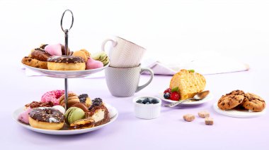 Geleneksel İngiliz çayı. Menekşe arkaplanda şekerli ikindi çayı. Tatil kavramı