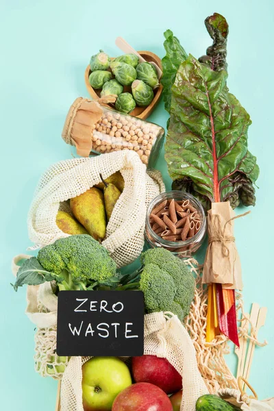 Yeniden Kullanılabilir Paketlerde Çeşitli Organik Meyve Sebzeler Çevre Dostu Yaşam — Stok fotoğraf