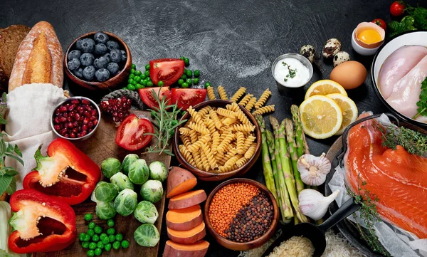 Selección Alimentos Saludables Sobre Fondo Oscuro Concepto Desintoxicación Dieta Limpia — Foto de Stock