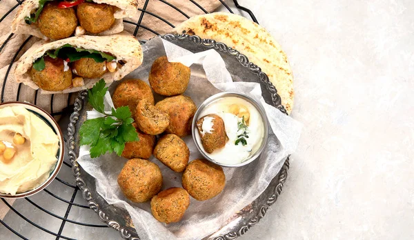 Bliskowschodnie Arabskie Potrawy Falafel Hummus Pita Halal Jedzenie Libańska Kuchnia — Zdjęcie stockowe