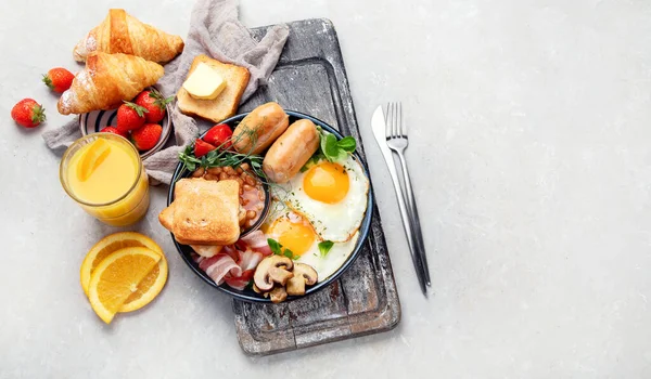 全英式早餐 配上煎蛋 熏肉和灰色背景的吐司 顶部视图 复制空间 — 图库照片