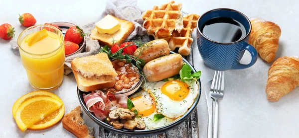 Micul Dejun Englezesc Complet Prăjit Cârnați Slănină Pâine Prăjită Fundal — Fotografie, imagine de stoc