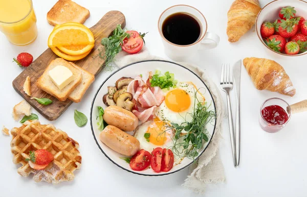 Yağda Yumurta Sosis Pastırma Kızarmış Ekmek Ile Ngiliz Kahvaltısı — Stok fotoğraf