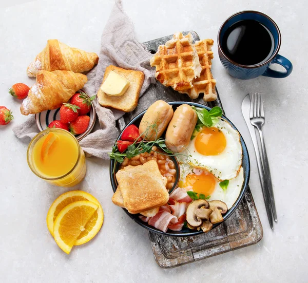 目玉焼き ソーセージ ベーコン トーストとグレーの背景でフル英語の朝食 トップ表示 — ストック写真