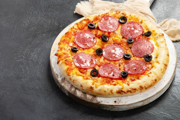 Nybakad Pepperoni Pizza Mörk Bakgrund Smaklig Hemlagad Mat Koncept Kopieringsutrymme — Stockfoto