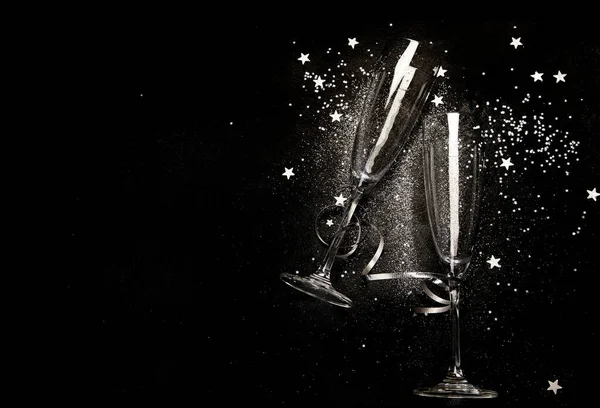Dvě Sklenice Šampaňského Vánoční Dekorace Černém Pozadí Šťastnou Novoroční Oslavu — Stock fotografie