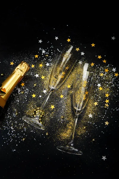 Glas Champagne Fles Donkere Achtergrond Traditionele Feestelijke Tijd Drankjes Bovenaanzicht — Stockfoto