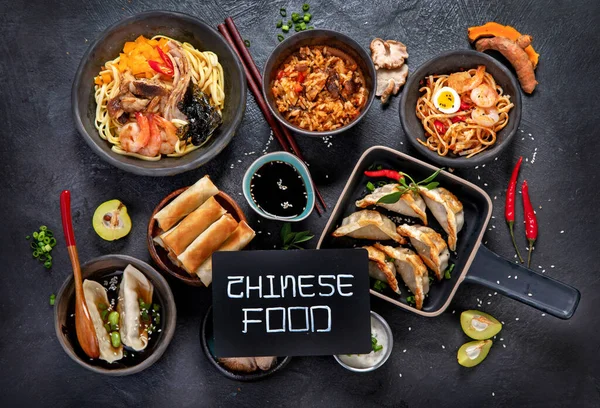 Tradiční Čínské Jídlo Různé Asijských Jídel Tmavém Pozadí Různé Pokrmy — Stock fotografie