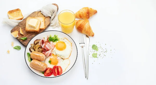 Engels Ontbijt Met Gebakken Worst Spek Toast Witte Achtergrond Bovenaanzicht — Stockfoto