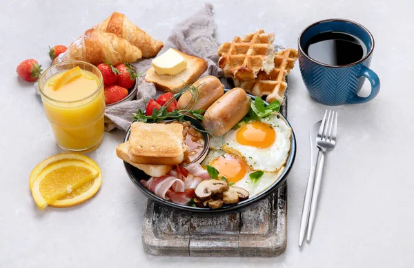Englisches Frühstück Mit Spiegelei Wurst Speck Und Toast Auf Grauem — Stockfoto