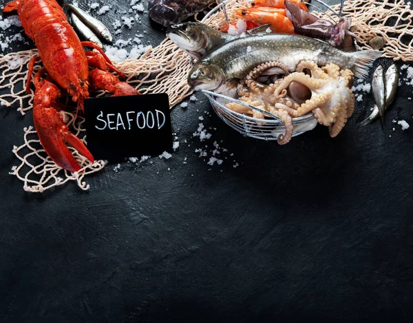 Verse Vis Zeevruchten Assortiment Zwarte Achtergrond Vismarkt Gezonde Voeding Concept — Stockfoto