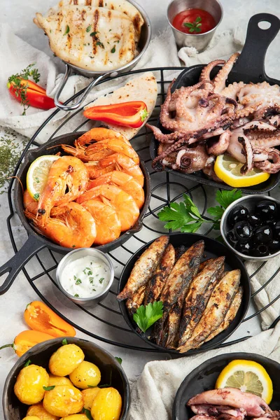Fischplatte Vorhanden Verschiedene Köstliche Meeresfrüchte Mit Gemüse Auf Grauem Hintergrund — Stockfoto