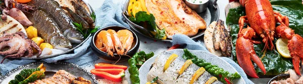 シーフード プラッタ 灰色の背景に野菜とおいしい魚介類を盛り合わせ 最上階だ パノラマ — ストック写真