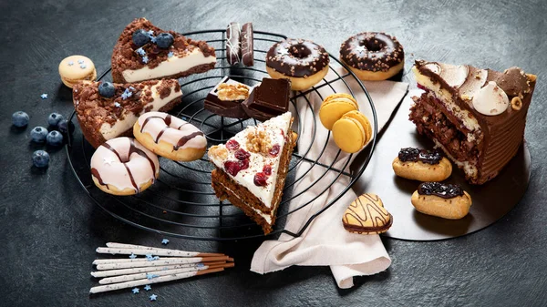 Τραπέζι Διάφορα Μπισκότα Ντόνατς Κέικ Cheesecakes Σκούρο Φόντο Υπέροχο Τραπέζι — Φωτογραφία Αρχείου
