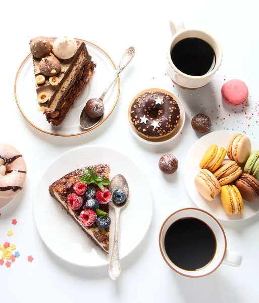 Τραπέζι Διάφορα Μπισκότα Ντόνατς Κέικ Cheesecakes Και Φλιτζάνια Καφέ Λευκό — Φωτογραφία Αρχείου