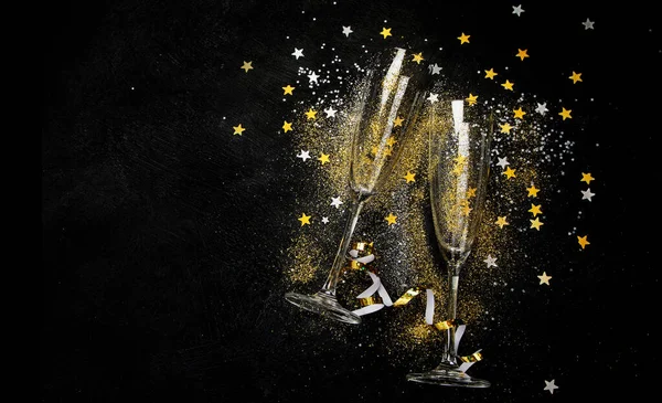 Два Келихи Шампанського Різдвяний Декор Чорному Тлі Новорічним Святом Краєвид — стокове фото