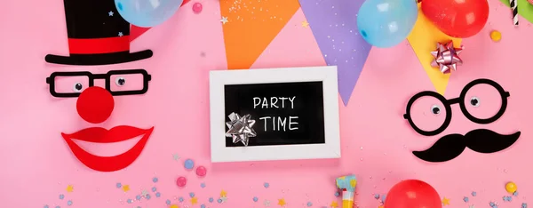 派对粉色背景上有趣的脸庆祝的概念 — 图库照片