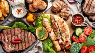 Et tabakları. Çeşitli et tabakları. Vejetaryen olmayan yemek afişi. Üst görünüm. 