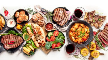 Et tabakları. Çeşitli et tabakları. Vejetaryen olmayan yemek afişi. Üst Manzara. Düz yatıyordu