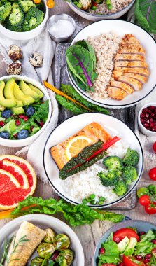 Çeşitli sağlıklı yemek tabakları. Sağlıklı yemek çeşitleri. Diyet konsepti. Düz yatış, üst görünüm. 