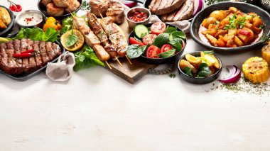 Et tabakları. Çeşitli et tabakları. Vejetaryen olmayan yemek afişi. Boşluğu kopyala.