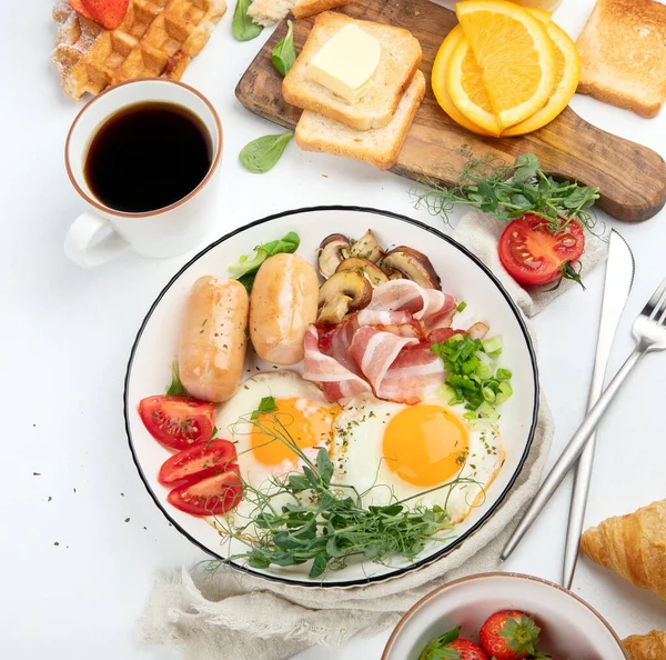 Angielskie Śniadanie Smażonym Jajkiem Kiełbasą Bekonem Tostem Białym Tle Widok — Zdjęcie stockowe