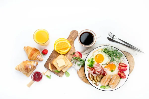 Desayuno Inglés Con Huevo Frito Salchicha Tocino Tostadas Sobre Fondo —  Fotos de Stock