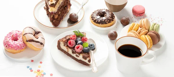 桌子上有各种饼干 甜甜圈 芝士蛋糕和白底咖啡杯 美味的甜点桌俯瞰 — 图库照片