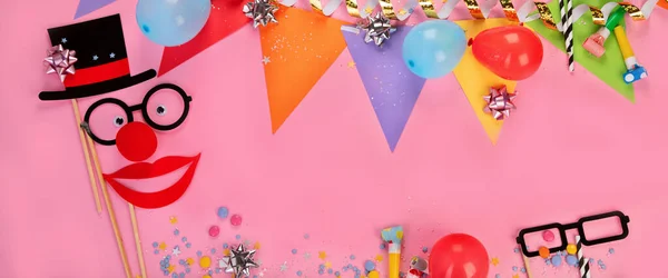 派对粉色背景上有趣的脸庆祝的概念 顶视图 复制空间 — 图库照片