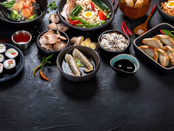 伝統的なアジア料理 暗い背景にアジア料理の様々な 伝統料理の盛り合わせ スペースのコピー — ストック写真