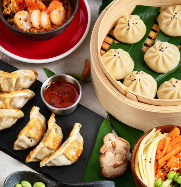 Různé Čínské Jídlo Tmavém Pozadí Jídla Čínské Kuchyně Stole Asijský — Stock fotografie