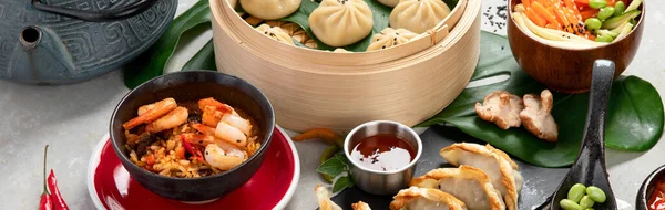暗めの背景に中華料理を盛り合わせました テーブルの上に中華料理 アジア料理の概念 パノラマ バナー — ストック写真