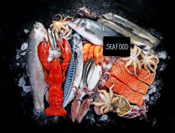Świeże Ryby Owoce Morza Asortyment Czarnym Tle Targ Rybny Koncepcja — Zdjęcie stockowe