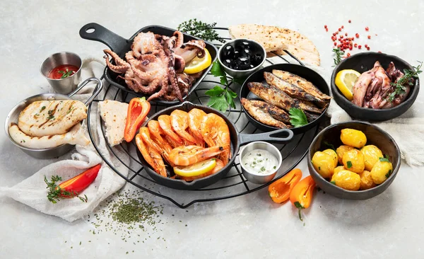 海鲜盘 用灰色背景的蔬菜对美味海鲜进行分类 顶部视图 — 图库照片