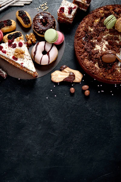 Sortiment Süßwaren Desserts Verschiedener Art Auf Dunklem Tisch Ansicht Von — Stockfoto