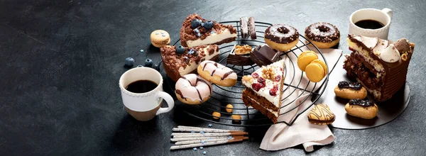 Mesa Com Vários Biscoitos Rosquinhas Bolos Cheesecakes Fundo Escuro Deliciosa — Fotografia de Stock