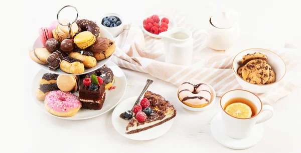 Tortaállvány Makarónival Mini Süteményekkel Teasütikkel Panoráma Fénymásoló Felülettel — Stock Fotó
