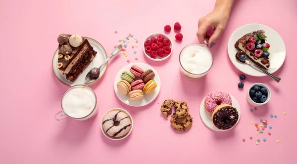 Mesa Com Vários Biscoitos Donuts Bolos Cheesecakes Xícaras Café Fundo — Fotografia de Stock