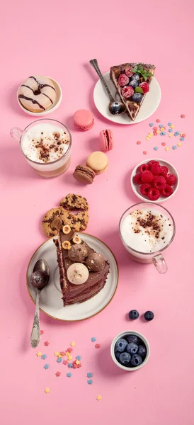 Asztal Különböző Cookie Fánk Sütemények Sajttorta Kávéscsésze Rózsaszín Alapon Finom — Stock Fotó