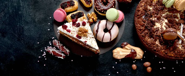 Sortiment Süßwaren Desserts Verschiedener Art Auf Dunklem Tisch Draufsicht Kopierraum — Stockfoto