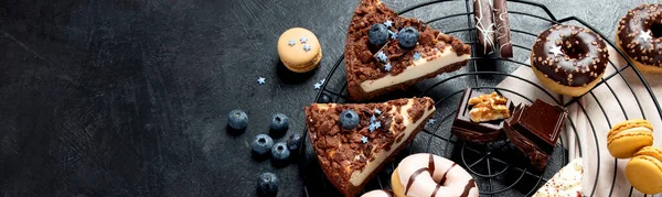 Mesa Com Vários Biscoitos Rosquinhas Bolos Cheesecakes Fundo Escuro Deliciosa — Fotografia de Stock