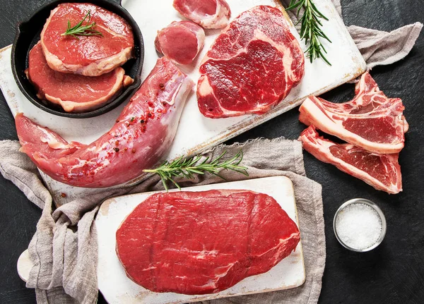고기의 종류는 다르다 쇠고기 돼지고기 양고기 닭고기등어두운 에서였다 — 스톡 사진