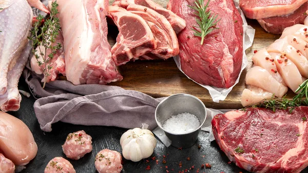 종류의 날고기 쇠고기 돼지고기 양고기 닭고기등어두운 — 스톡 사진