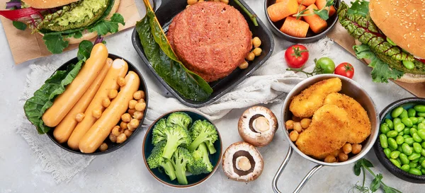 식물을 기본으로 컨셉트 채식주의자 햄버거 소시지 채식주의자 야채와 소스등흰 위에서 — 스톡 사진
